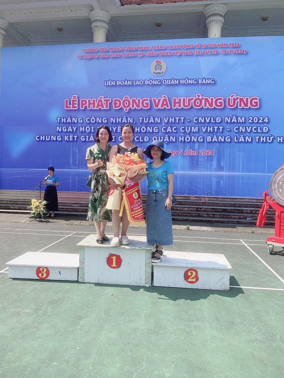 cô Hạnh dạy bơi
