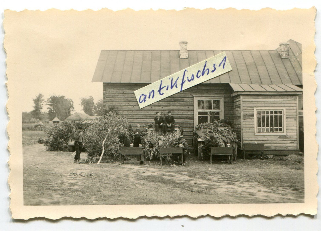 Schützen-Panzer getarnt vor Bauernhaus im 2.WK