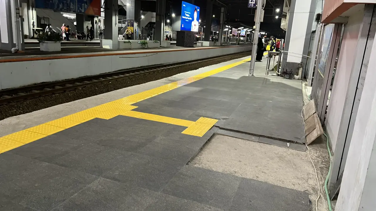 Stasiun Depok Baru yang direvitalisasi pada bagian peron