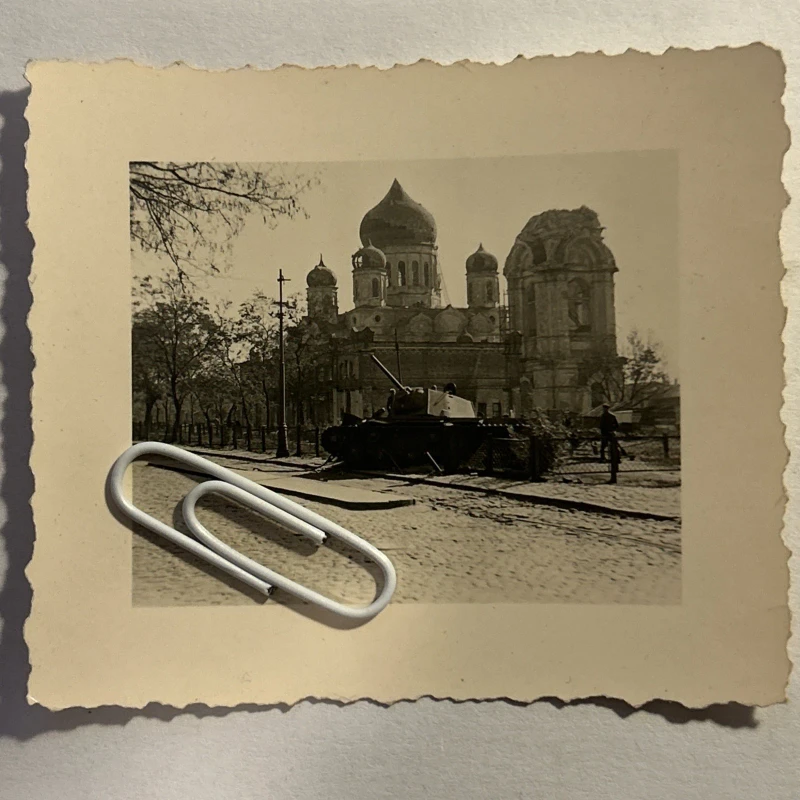 Russischer Panzer vor zerstörter Kirche in Rostow Russland Original Foto 2 WK