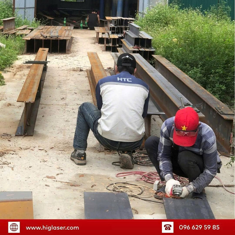 Hàn mài cấu kiện thép nhà xưởng ngoài trời