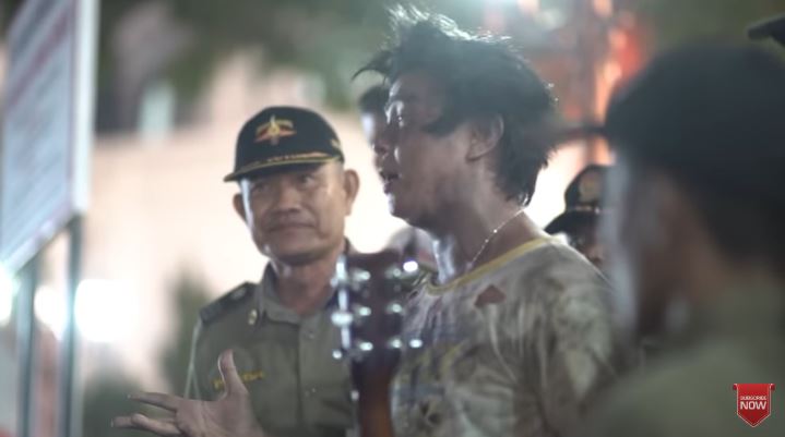 Andika Mahesa saat prank jadi gelandangan di Kota Lama Semarang.