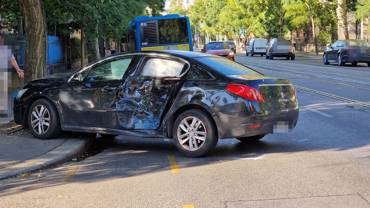 Fának csapódott egy Peugeot, miután autóbusszal ütközött a Thököly úton –  baleset-info.hu