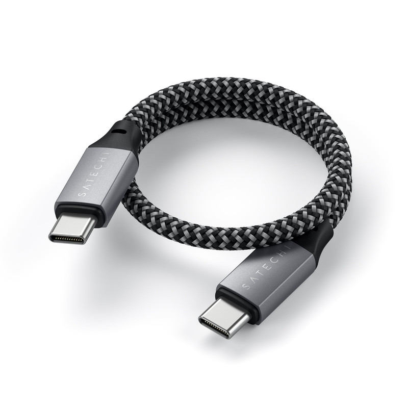 Cable corto Satechi USB-C siendo usado con un cargador portátil.