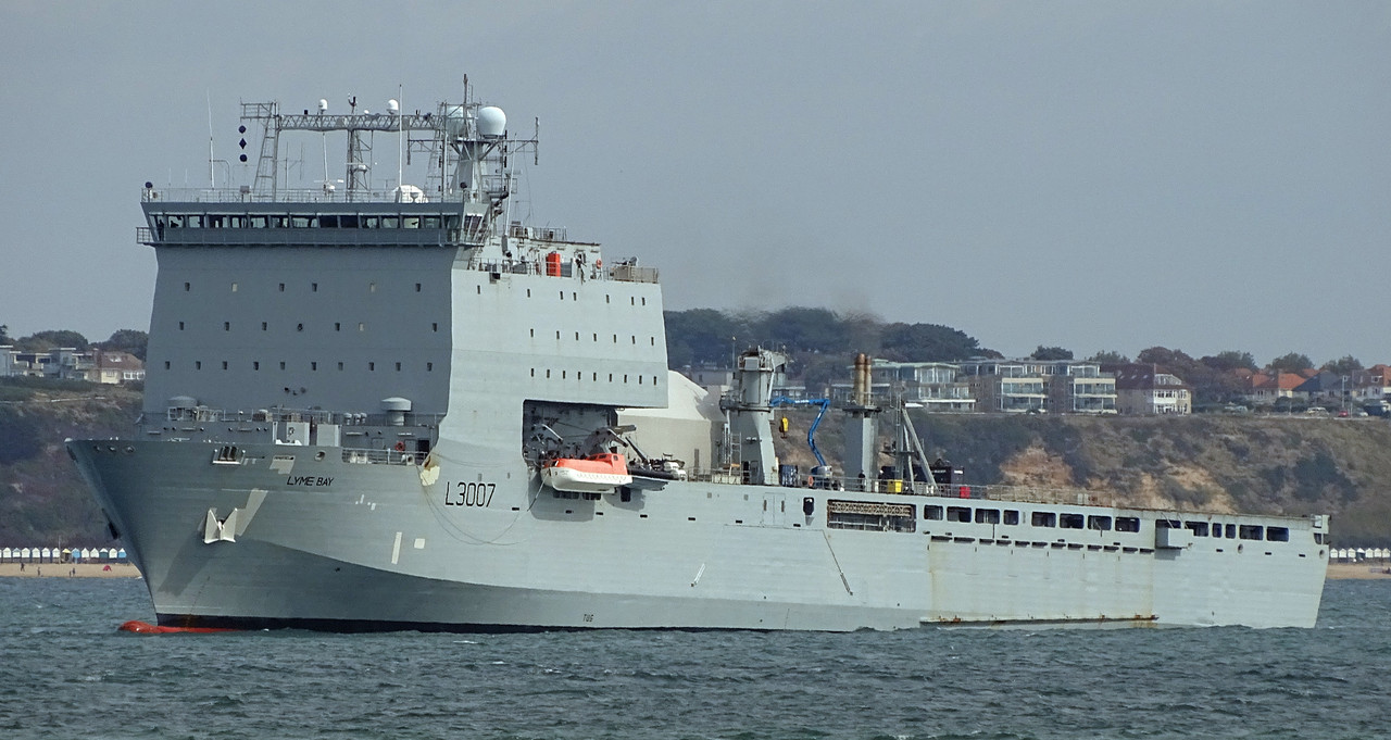 RFA Lyme Bay (L.3007) в Борнмутском заливе-2