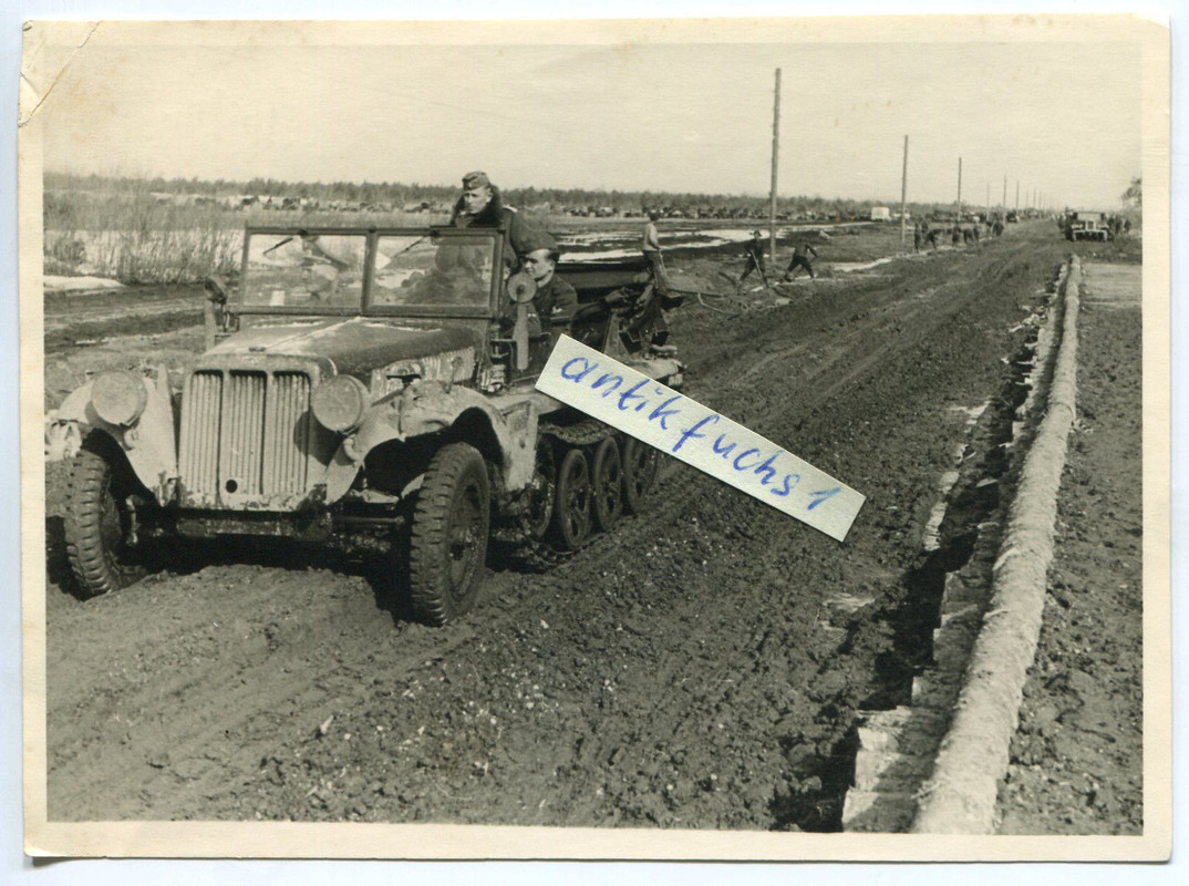 Straße von Staraja Russa nach Cholm 1942 , WH-Halbkette mit WH-G