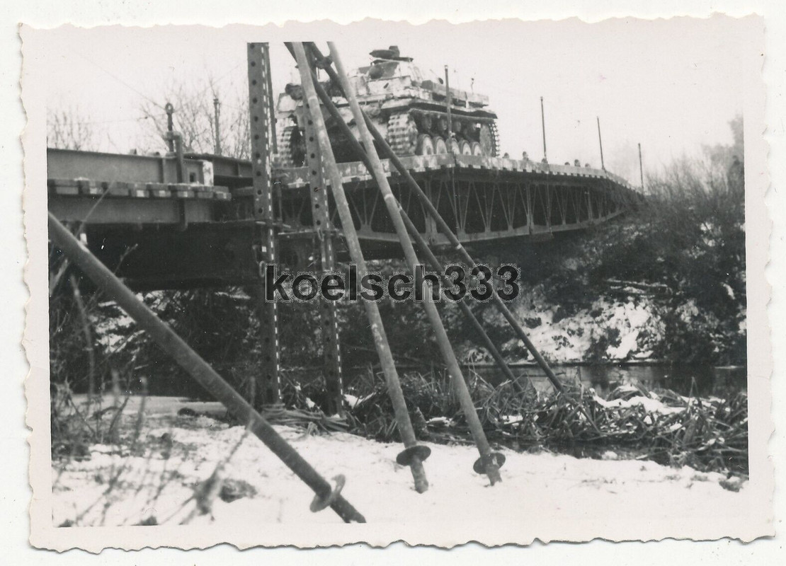 Foto Panzer Kampfwagen der Wehrmacht auf einer Kriegsbrücke im Osten im Winter