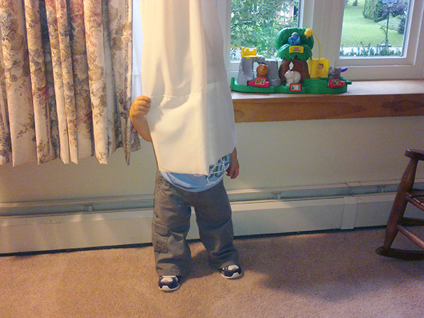 funny-kids-playing-hide-and-seek-48-605
