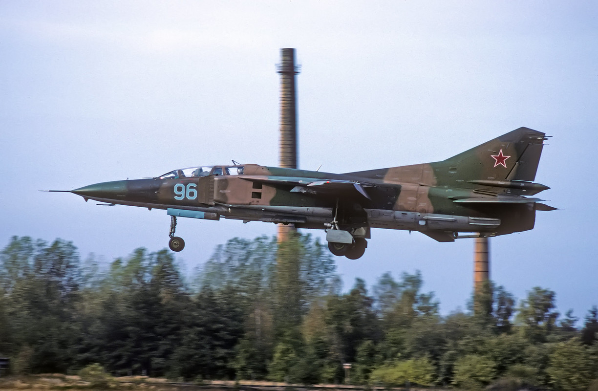 559 APIB Mig-23UB 96 Blue_3901509_17-09-91 (2)