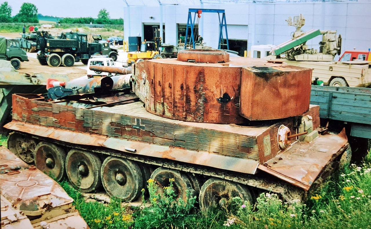 Chars insolites - Page 13 Maquette-du-T-34-Tiger-tir-e-de-Il-faut-sauver-le-soldat-Ryan-Duxford-2000