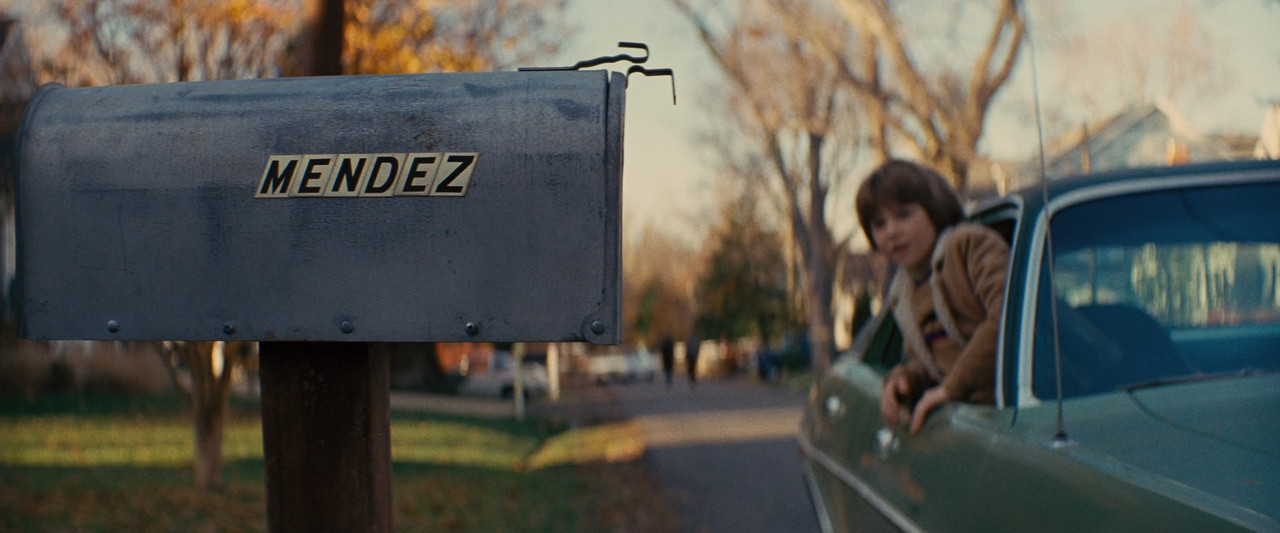 Argo 2012 Extended.mkv_snapshot_01.29.47_[2017.12.21_23.47.24]