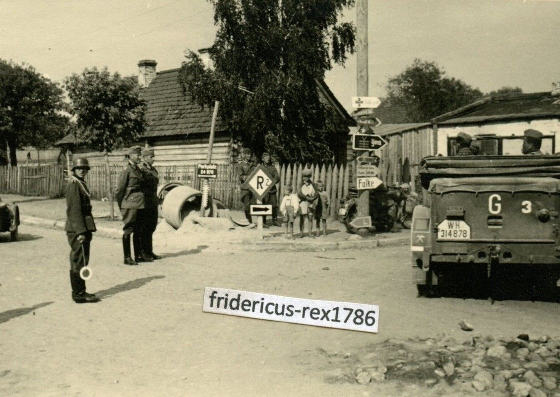 Foto Ostfront HG Mitte Vormarsch Straßen Kreuzung Wegweiser Schilder Falke