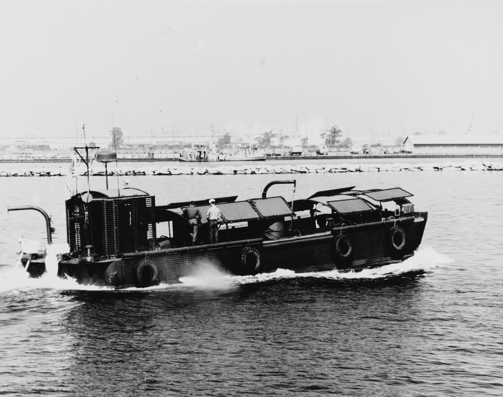 https://i.postimg.cc/vTK080QM/Long-Beach-Harbor-California-During-training-for-operation-Market-Time-This-vessel-was-converted.jpg