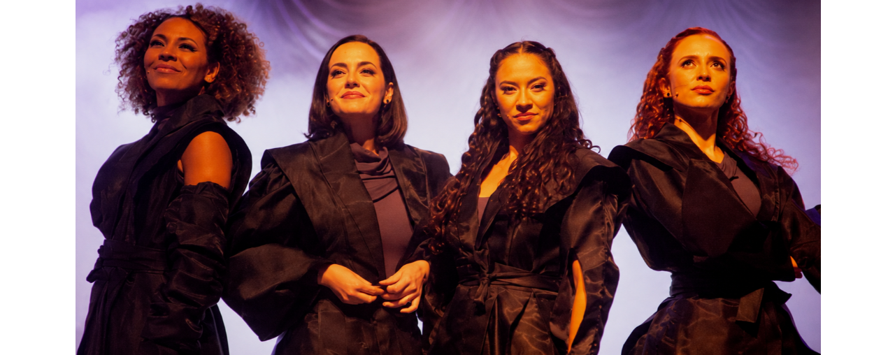 Barbára Sut, Carol Botelho, Fernanda Biancamano e Giulia Nadruz atuando em Bibi Ferreira