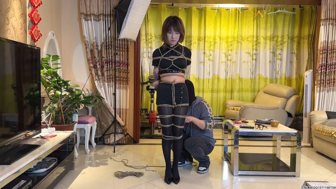 贝特绳艺 全身紧缚系列小艺黑丝紧缚.mp4_20230505_185207.868