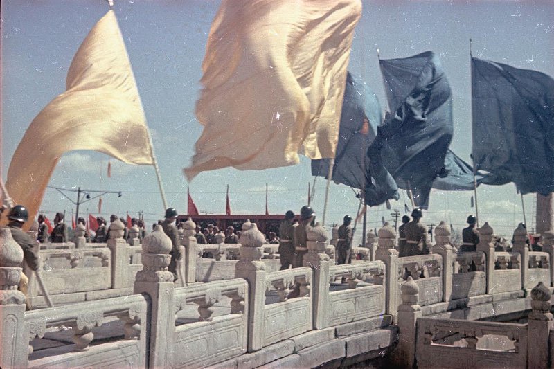 Провозглашение Китайской Народной Республики 1 октября 1949 г. Провозглашение Китайской Народной Республики 1 октября 1949 г. снимке, Владиславович, Владислав, Микоша, серой, куртке, СНИМКОВ, МНОГОМНОГО, КАТОМ, фотокинооператор, советский, случаю, октября, Тяньаньмэ́нь, площади, провозглашение, Китайской, автор, республики, Народной