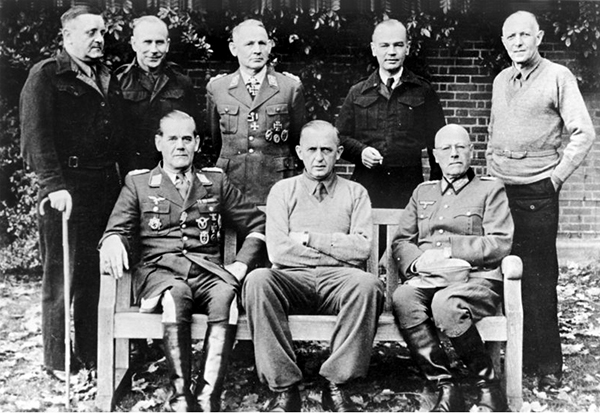 Altos oficiales alemanes prisioneros en Trent Park, Inglaterra. En la fila superior de izquierda a derecha, Von Choltitz, Wilck, Ramcke, Eberding y Wildermuth. Sentados de izquierda a derecha, Von Heyking, von Schlieben y Daser Altos oficiales alemanes prisioneros en Trent Park, Inglaterra. En la fila superior de izquierda a derecha, Von Choltitz, Wilck, Ramcke, Eberding y Wildermuth. Sentados de izquierda a derecha, Von Heyking, von Schlieben y Daser
