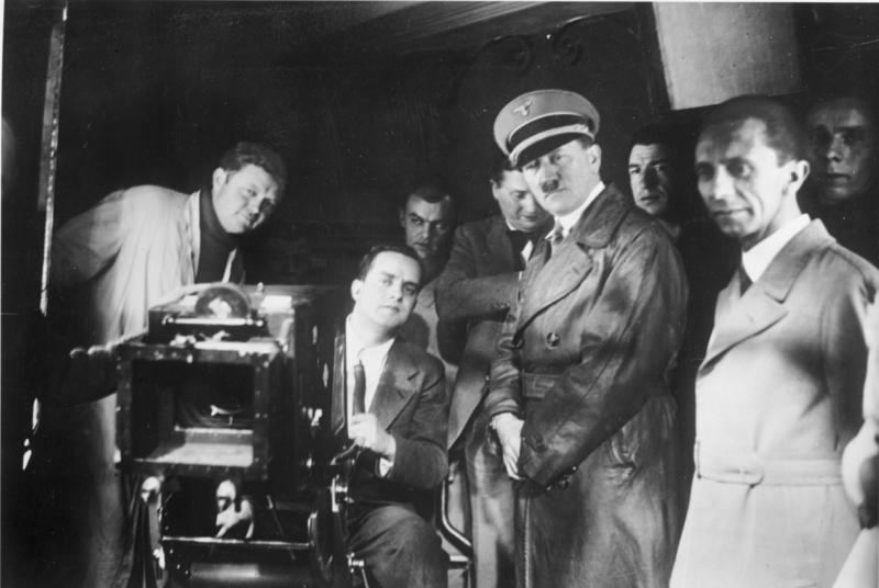 Adolf Hitler y Joseph Goebbels en los estudios de la UFA Adolf Hitler y Joseph Goebbels en los estudios de la UFA