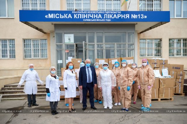 Харьковским медикам, которые лечат больных коронавирусом, бизнесмены передали важный груз (фото)