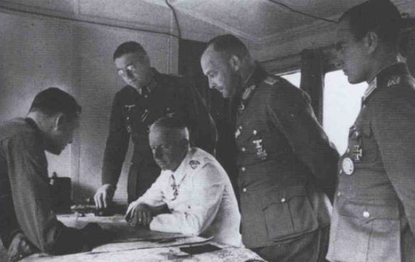 El Generalfeldmarschall von Manstein y su personal en su tren de mando el frente de Leningrado. Septiembre de 1942