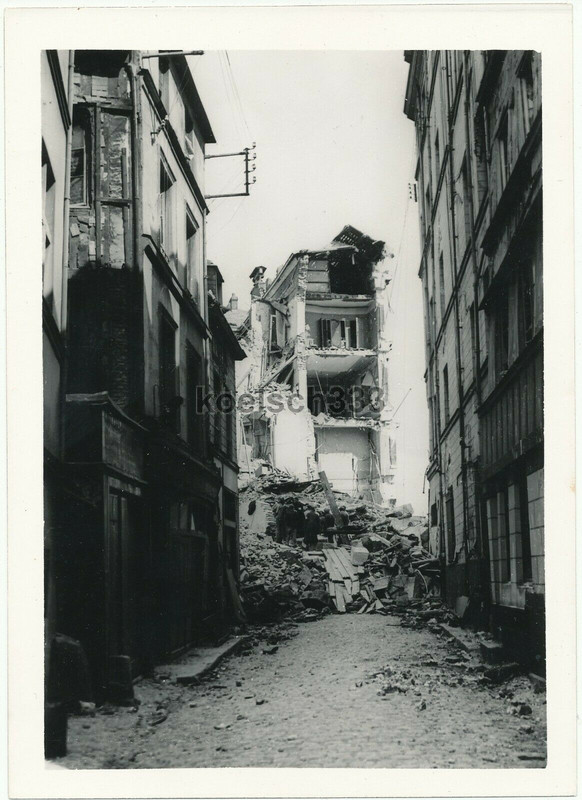 Foto Ruinen in der schwer zerstörten Stadt Rouen in Frankreich 1940ab