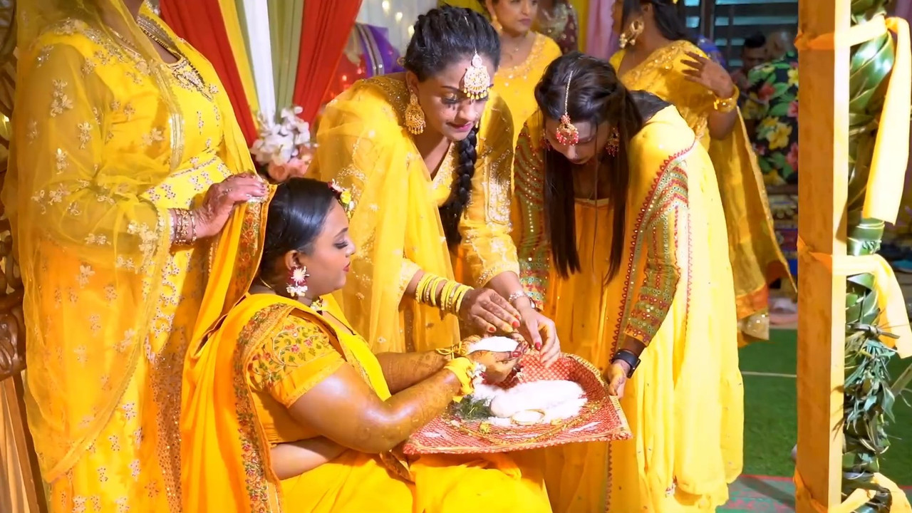 BUSTY MARATHI LADY DEEP CLEAVAGE IN YELLOW DRESS.mp4_snapshot_00.16.450