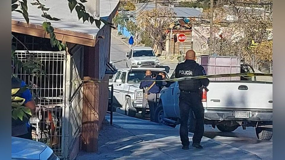 Gatilleros acribillan a una pareja en presencia de transeúntes; un hombre murió