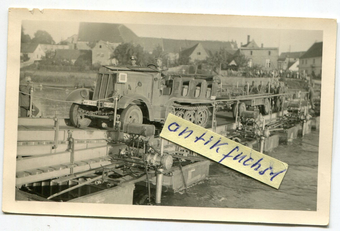 schwere WH Habketten-Zugmaschine auf Pionier-Brücke in Holland im 2.WK
