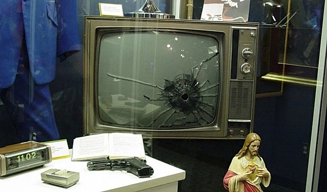 NAKED-GUN-TV-RCA-FOTOR.jpg