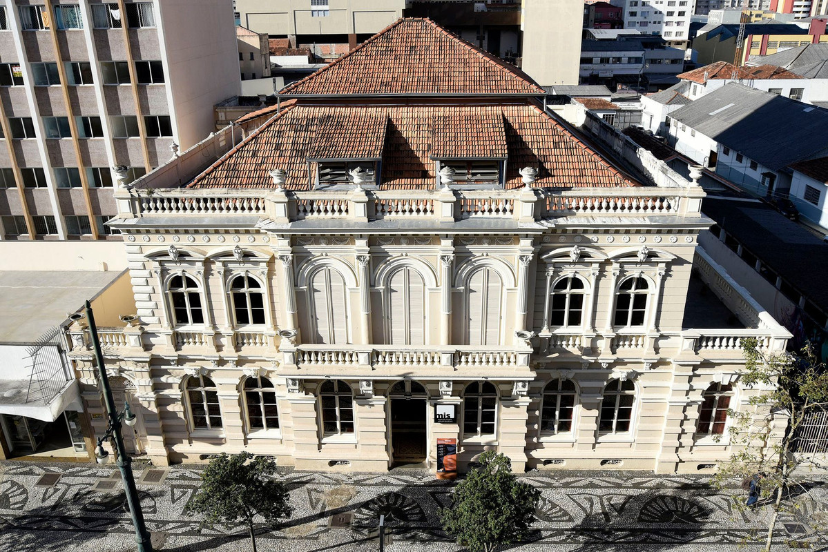 Museu da Imagem e do Som do Paraná com arquitetura moderna