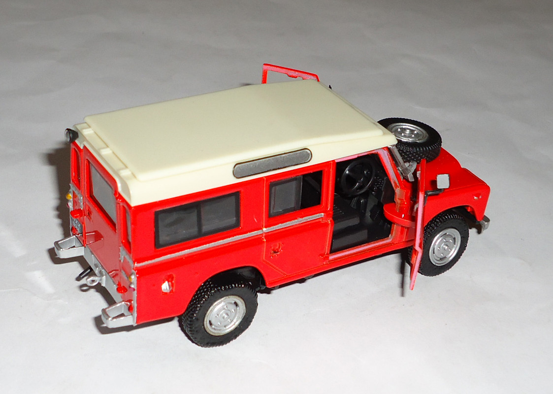 Land-Rover-Defender-109 (series III)1