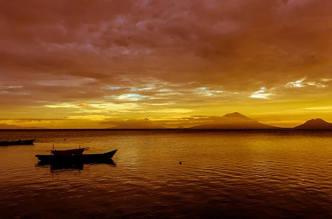 Suasana senja di Pantai Lako Akediri