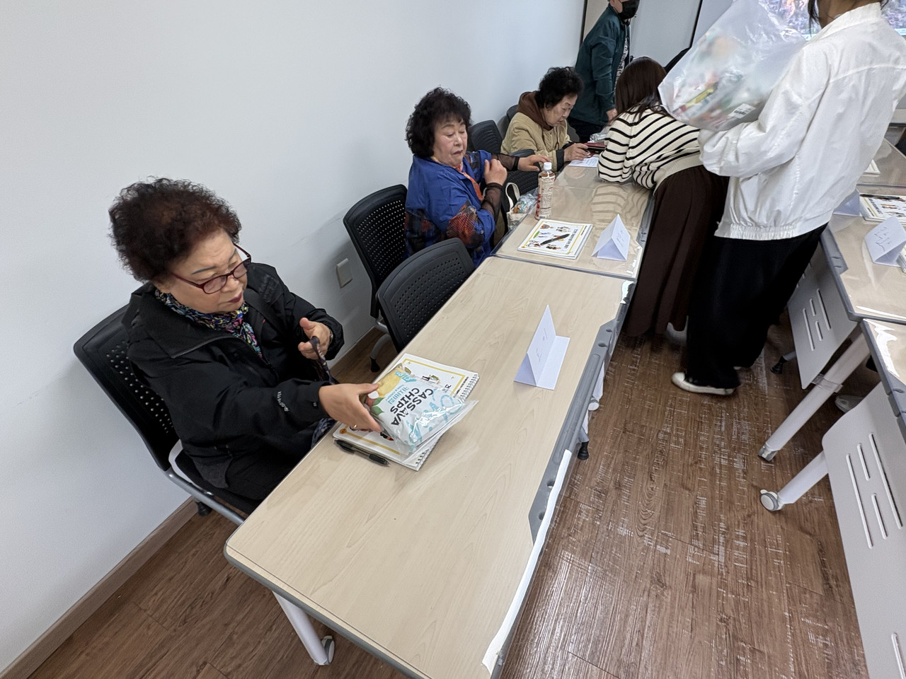 활동에 집중하시는 어르신