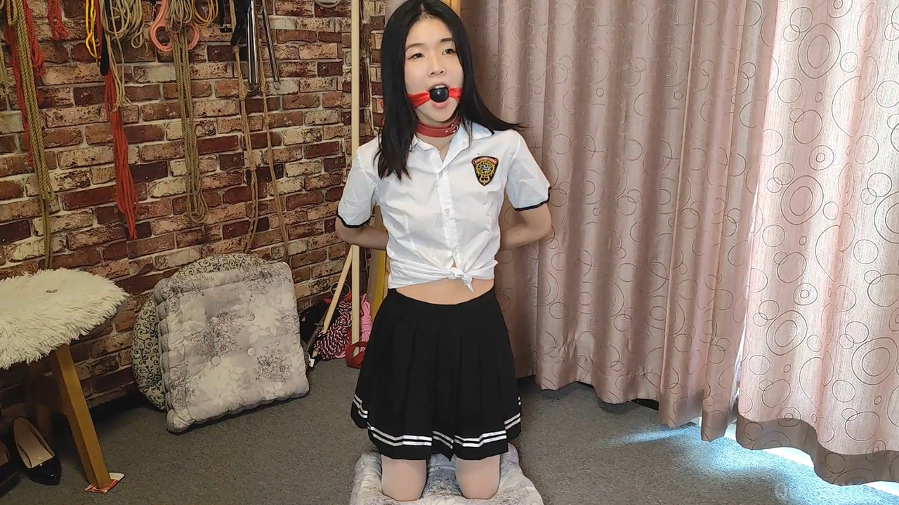 随心绳艺 妍妍 体罚白丝女学生.mp4_20230805_185152.930