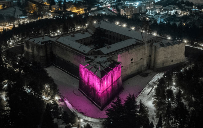 Il Forte Spagnolo dellAquila illuminato di rosa (abruzzoweb.it)