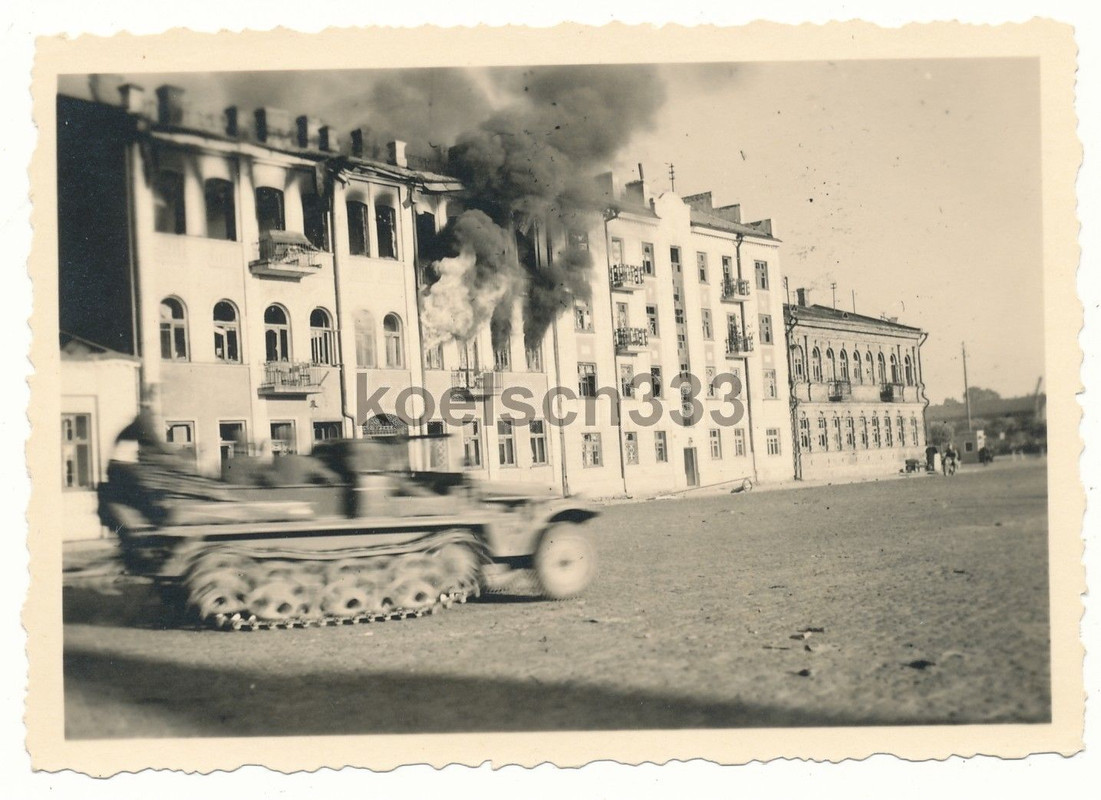 Foto Minsk Panzer Halbkette vor brennenden Häuse
