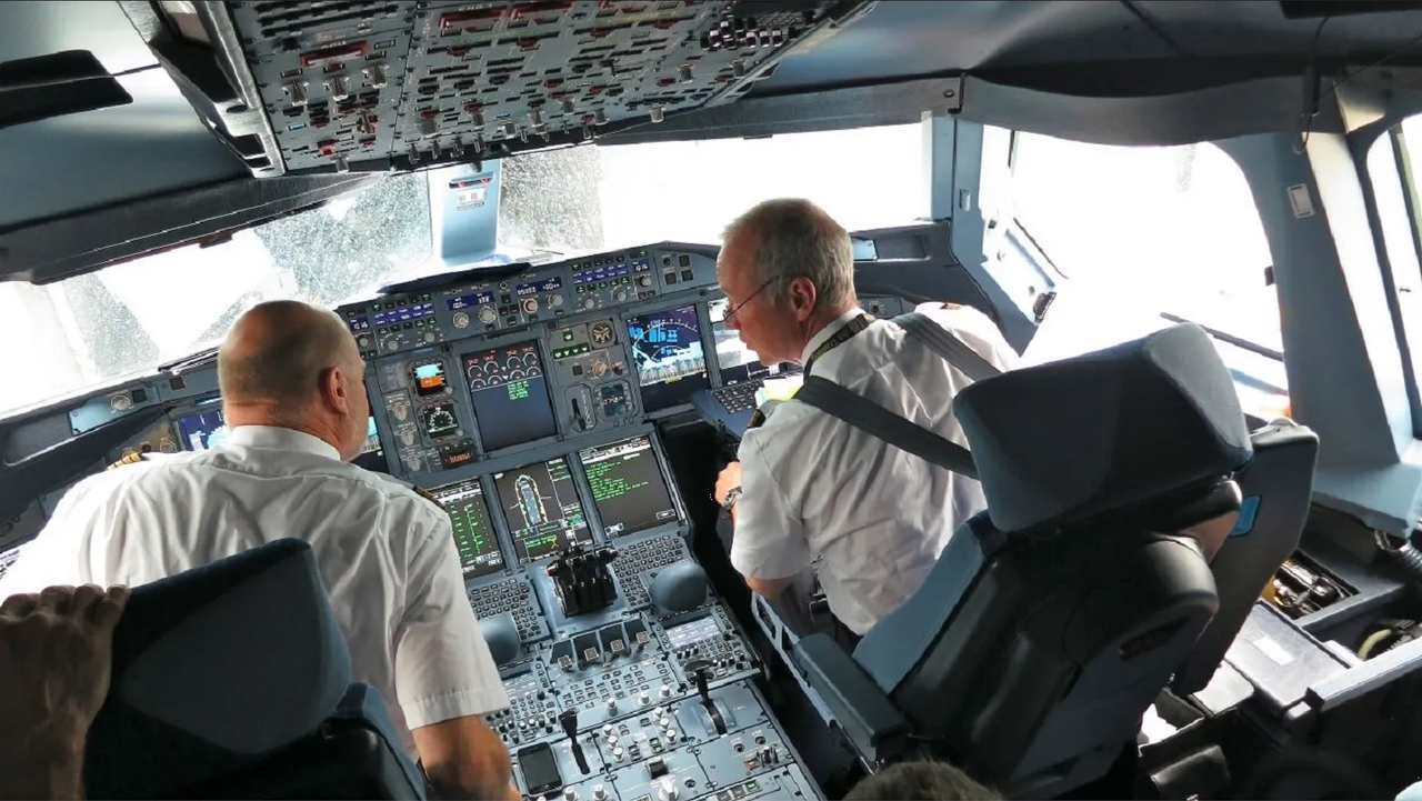 Piloto se convierte en héroe, evita choque de avión estando fuera de servicio