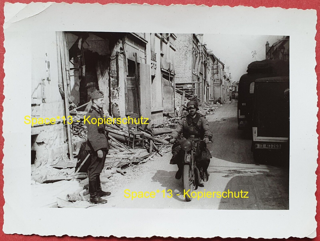 Foto Kradschütze auf Motorrad in Frankreich 1940 Wehrmacht Krad Lastwagen LKW WH