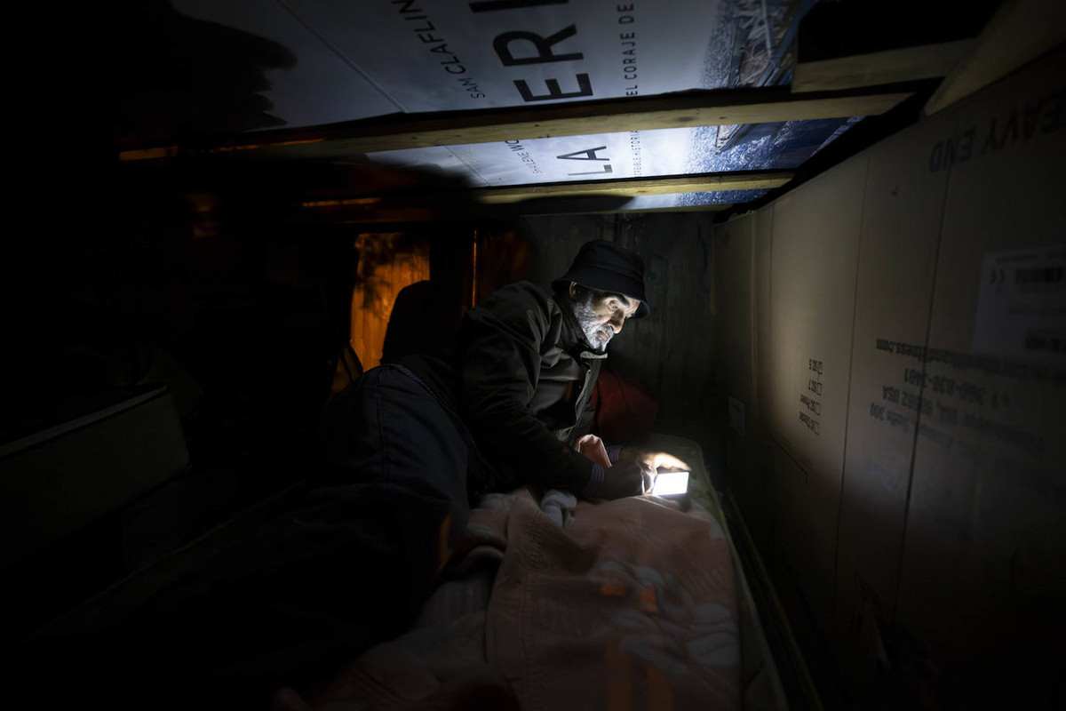 [viendo el móvil por la tarde noche]