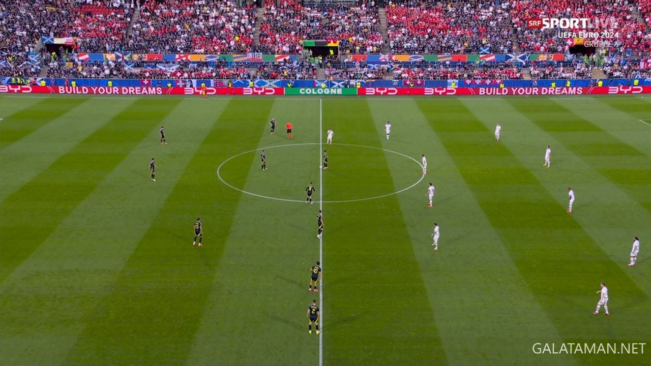 [Image: 06-19-20-02-34-SRF-zwei-HD-Fussball-UEFA...uppe-A.jpg]