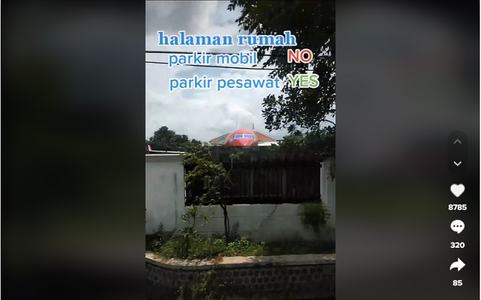 Sosok Haji Yusuf mendadak viral di medsos setelah sebuah video memperlihatkan pesawat terparkir di depan rumahnya.