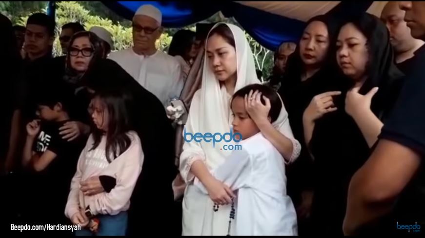 Suasana Pemakaman Ashraf Sinclair