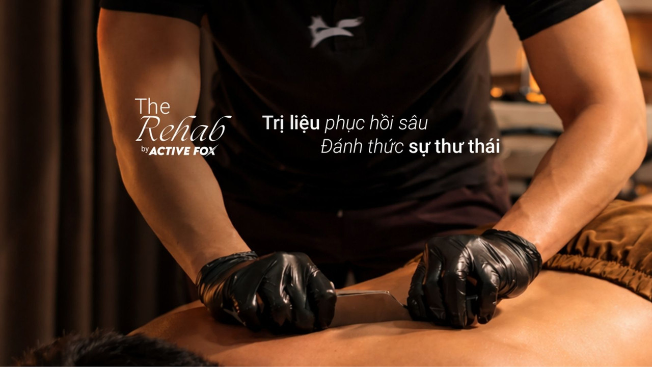 Chuyên viên The Rehab by Active Fox thực hiện massage trị liệu bằng dụng cụ chuyên dụng tại TP.HCM