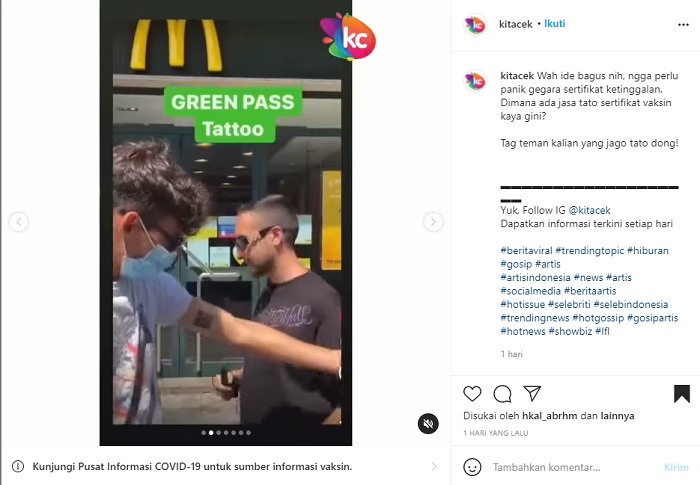 Pemuda tunjukkan tato sertifikat vaksin di tangannya.