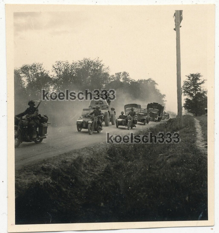 Foto Kradschützen und Panhard Beute Panzerwagen auf dem Vormarsch in Russland