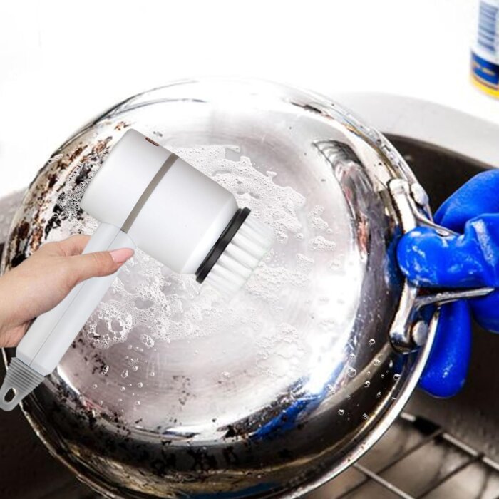 Cepillo de limpieza eléctrico inalámbrico en uso sobre una estufa.