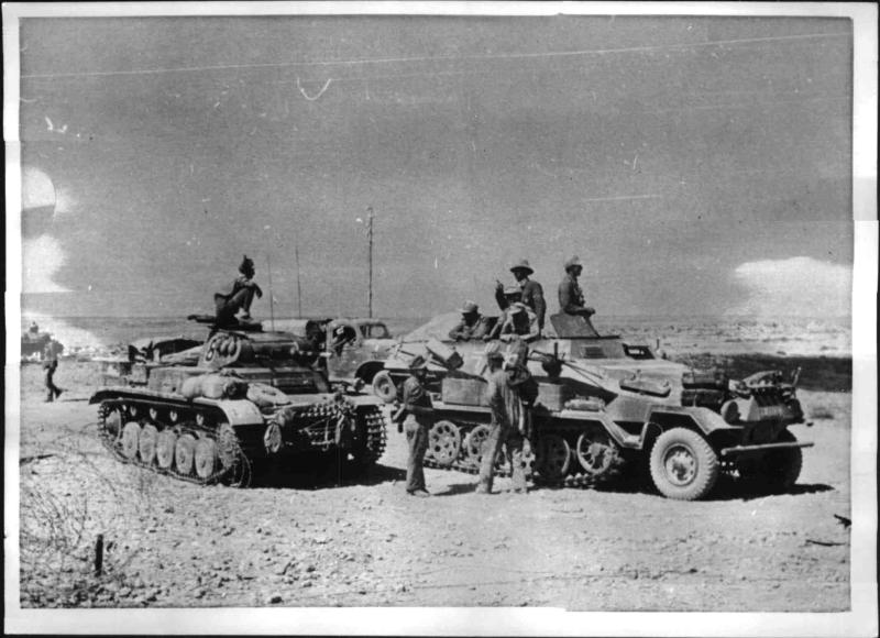 Deutsche Panzerverbände haben die Straße von Acroma, westlich von Tobruk erreicht. Im Bild Panzerkam