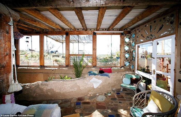 Ruangan di dalam Earthsip pasangan Lura Davies dan Dave Buchanan.