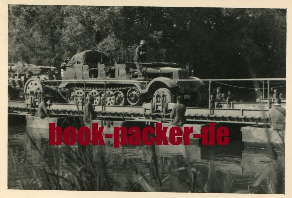 WK2 Dt. Kettenfahrzeug auf Pontonbrücke
