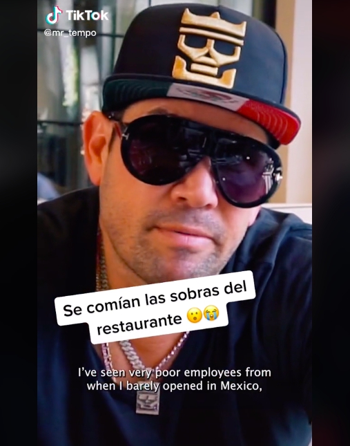 Jefe encuentra a sus meseros comiendo sobras y regaña a los gerentes